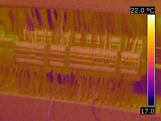 Thermogramm und Foto von Klemmenblöcke für einfachere Bauteilzuordnung fusioniert; Zustand der Kontakte der Klemmenblöcke ist i.O., Temperaturverteilung ist moderat