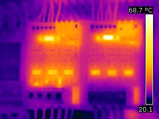 Überprüfung der thermischen Belastung von Bauelementen auf Leiterplatte (ein Widerstand und IC weisen erhöhte Temperaturen auf)