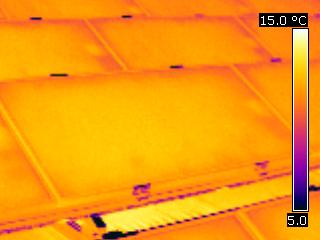 Überprüfung von Solarzellen auf Fehlfunktion (das Thermogramm zeigt homogene Solarmodulflächen, es sind keine Fehlstellen erkennbar; das im Thermogramm auf der Modulfläche Rechts erscheinende Viereck ist durch den rückseitig montierten Anschlusskasten bedingt)