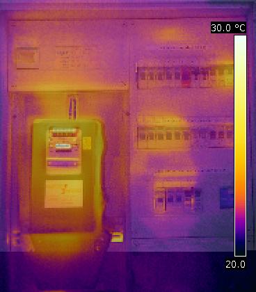 Zähler- und Sicherungskasten, Thermogramm mit Foto fusioniert für leichtere Bauteilzuordnung, moderate Temperaturverteilung