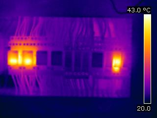 Thermogramm und Foto von Relais für einfachere Bauteilzuordnung fusioniert